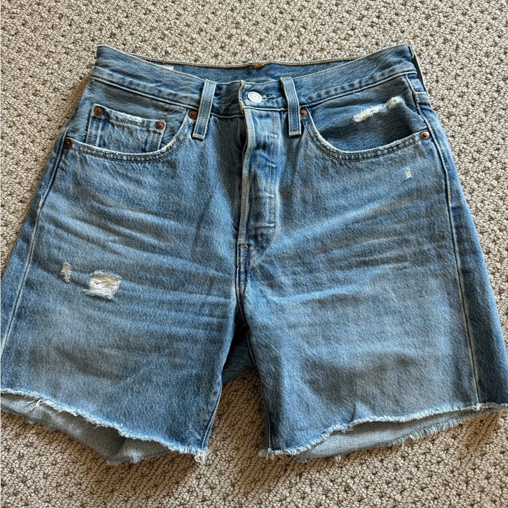 Levi’s 501 mid thigh jean short